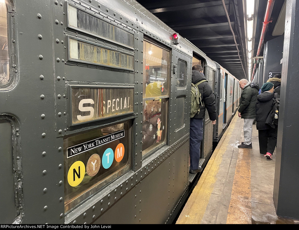 These Arnines are owned by the New York Transit Museum-taken at 2nd Ave Station